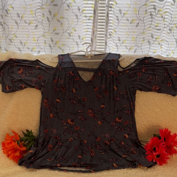 Selling Maurices ladies size 1X blue top - Picture 1 of 3